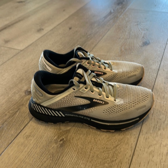 Brooks adrenaline gts 22 size 8.5 - Picture 1 of 5